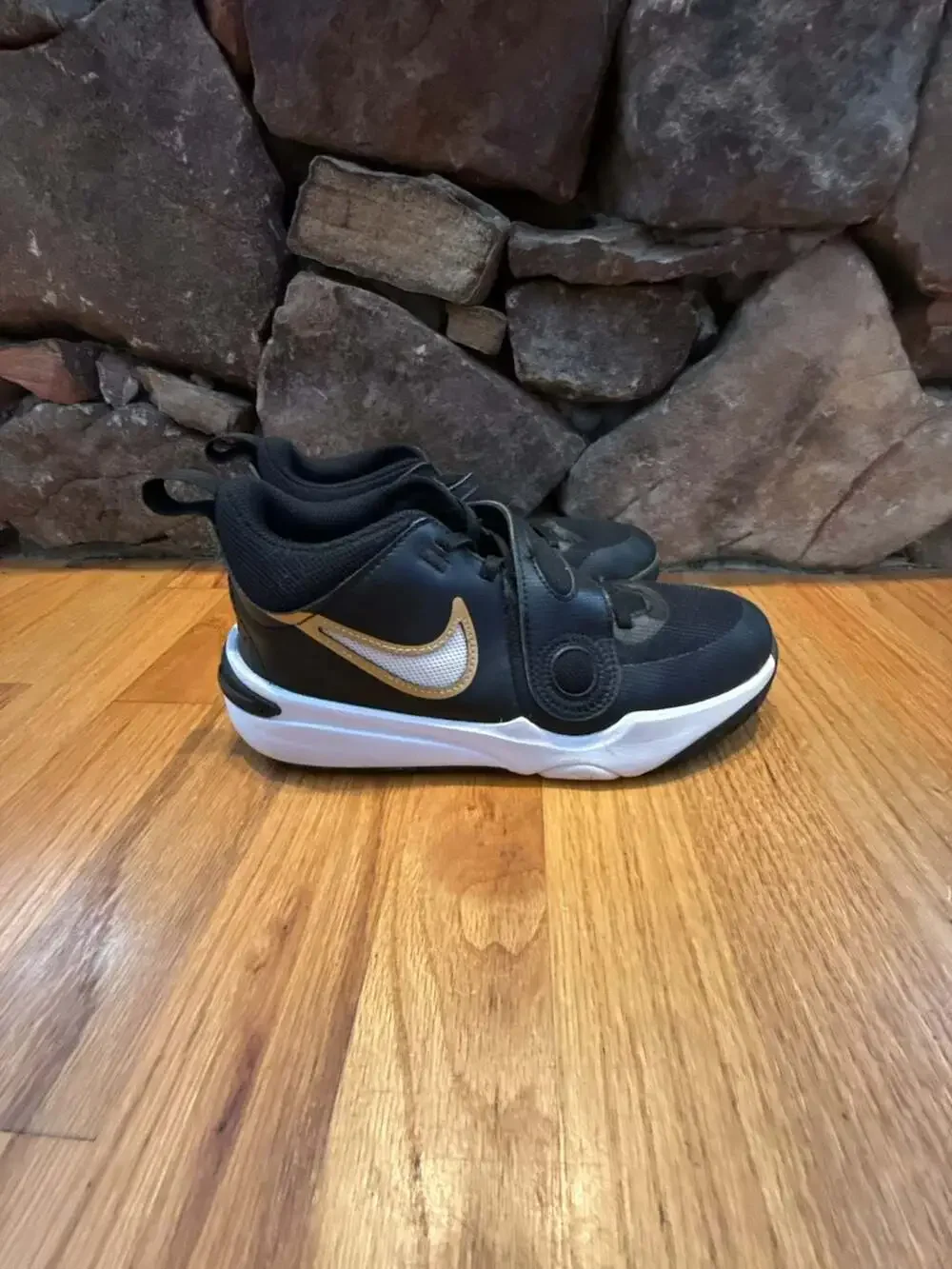 Nike Team Hustle D11 GS Youth Basketball Shoes Black/Metallic Gold DV8996-004